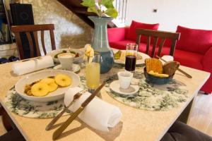 una mesa con un bol de fruta y un plato de comida en Tenuta del Savonisco, en Picinisco