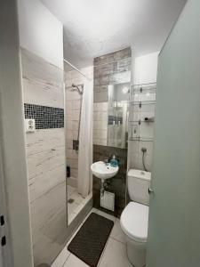 Kúpeľňa v ubytovaní SAWA Apartment 2xMetro WiFi 500 Mbs 50’TV Netflix HBO AppleTV+ + 37 fotografií