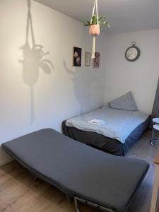 a room with two beds in a room at Schöne Unterkunft mit kostenlosen Parkplatz. in Buchholz in der Nordheide