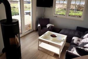 uma sala de estar com um sofá e uma mesa de centro em Kranichhöhe em Hohwacht