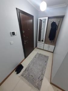 uma casa de banho com um espelho e uma toalha no chão em Arab Istanbul em Istambul