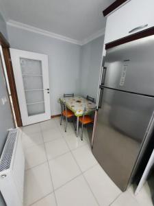 uma cozinha com um frigorífico e uma mesa em Arab Istanbul em Istambul