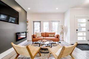 sala de estar con sofá y mesa en ✦Chic Haven✦3BR Near DT & WEM, King Bed, Trails, Fast Wifi, Sleeps 6!, en Edmonton