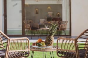 een tafel met een ananas en een fruitschaal erop bij La Camareta Alojamientos Turísticos Rurales 