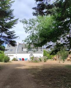 Biały dom z ogródkiem przed nim w obiekcie Er Mervent Maison de vacances w mieście Plobannalec-Lesconil