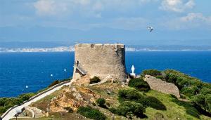 un castello in cima a una collina vicino all'oceano di Tenute Testoni Agriturismo e B&B a Bassacutena