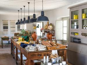 una cocina con una mesa con platos y tazones en São Lourenço do Barrocal, en Monsaraz