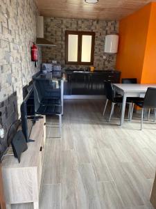 eine Küche und ein Esszimmer mit einem Tisch und Stühlen in der Unterkunft casa caminho da praia in Porto da Cruz