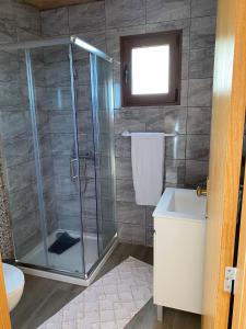 een badkamer met een douche, een toilet en een wastafel bij casa caminho da praia in Porto da Cruz