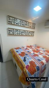 1 dormitorio con 1 cama con edredón en Wintterville Apartamento Térreo 13J para até 6 pessoas, en Gravatá
