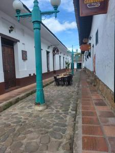 un poteau vert dans une rue à côté d'un bâtiment dans l'établissement CASA DOÑA BLANCA, à Guaduas