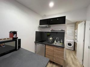 Kuchyňa alebo kuchynka v ubytovaní Studio cosy rez-de-chaussée