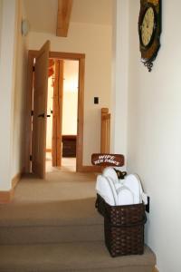 Una habitación con una cesta de toallas y un reloj en Canyon Ridge Lodge, en Golden
