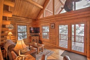 uma sala de estar em cabana de madeira com um sofá e uma mesa em Rustic Gotham Bay Cabin on Lake Coeur dAlene em Harrison