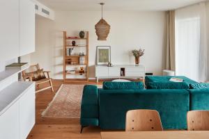 sala de estar con sofá verde y mesa en Designer Apartments in Smíchov by Prague Days, en Praga