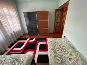 ein Wohnzimmer mit einem Sofa und einem Teppich in der Unterkunft Family Guest House in Qusar
