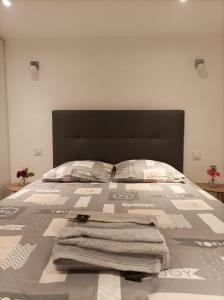 1 dormitorio con 1 cama con 2 toallas en Appartement calme, en Saint-Maixent-lʼÉcole