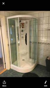 una doccia con porta in vetro in bagno di Comfortable 3 bedroom Apartment on one floor. a Sandefjord