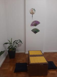 una habitación con 2 mesas y 2 sombrillas en la pared en Apê Minimalista Melhor do Centro Self check-in, en Río de Janeiro
