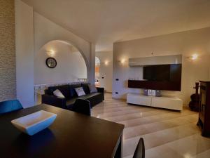 a living room with a couch and a television at Villa Pignatelli in Bari