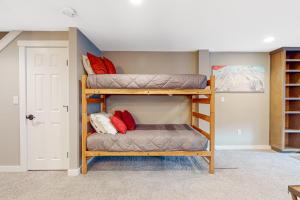 Newry的住宿－Sunday Dream，一间卧室配有两张双层床。