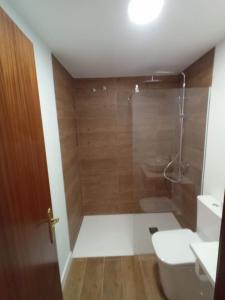 un bagno con doccia, WC e lavandino di Anka Talo a El Médano Altre 5 foto