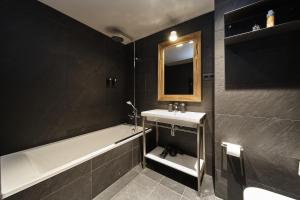 Ένα μπάνιο στο Luxury Treeline Residence with Hot Tub - By Ski Chalet Andorra