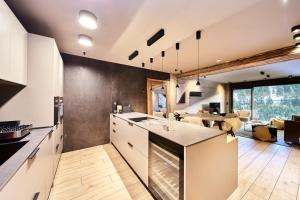 Virtuve vai virtuves zona naktsmītnē Luxury Treeline Residence with Hot Tub - By Ski Chalet Andorra