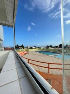 Blick auf den Pool von einem Gebäude aus in der Unterkunft Flat com a melhor vista e localização da cidade! in São José da Coroa Grande