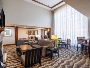 uma sala de estar com um sofá, cadeiras e mesas em Staybridge Suites Milwaukee Airport South, an IHG Hotel em Franklin