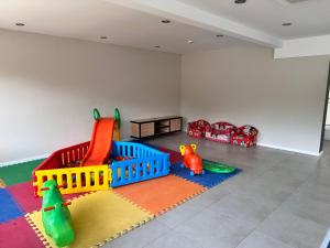 una sala de juegos para niños con juegos y juguetes en Suite del sol en Pinamar