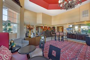 een lobby met tafels en stoelen en een bar bij Best Western Mesquite Inn in Mesquite