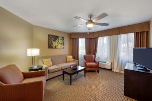 sala de estar con sofá y TV en Best Western Mesquite Inn, en Mesquite