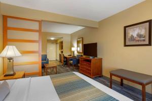 um quarto de hotel com uma cama e uma secretária em Best Western PLUS University Park Inn & Suites em State College