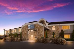 un edificio con un cartel en la parte delantera en Best Western Mountain View Inn, en Springville