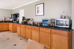 a kitchen with a counter top with a microwave at Best Western Mountain View Inn in Springville