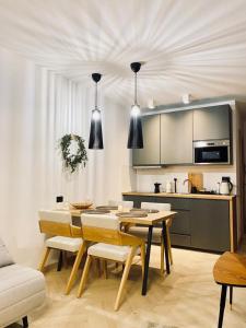Una cocina con una mesa y sillas en una habitación. en Apartment La Tonalina, en Passo del Tonale