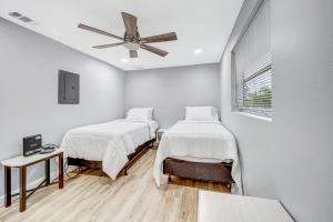 1 dormitorio con 2 camas y ventilador de techo en The Right Engle, en Englewood