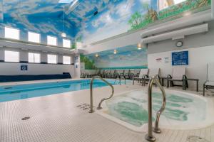 Basen w obiekcie Best Western Premier Aberdeen Kamloops lub w pobliżu