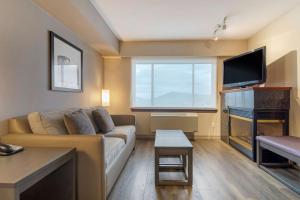 Telewizja i/lub zestaw kina domowego w obiekcie Best Western Premier Aberdeen Kamloops