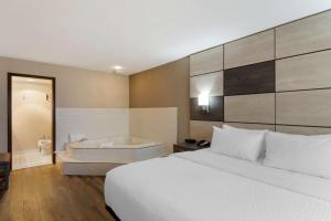 Łóżko lub łóżka w pokoju w obiekcie Best Western Premier Aberdeen Kamloops