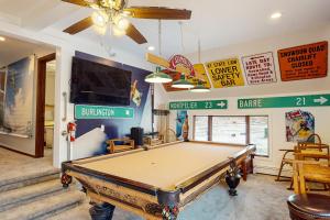 - une salle de billard avec un billard dans l'établissement Double Diamond Ski Lodge, 