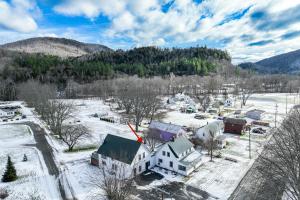 une vue aérienne sur une petite ville recouverte de neige dans l'établissement Double Diamond Ski Lodge, 