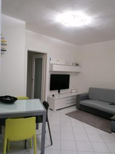 uma sala de estar com um sofá e uma mesa em Appartamento Bellavista em Pisa