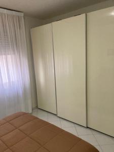 um quarto com um armário, uma cama e uma janela em Appartamento Bellavista em Pisa