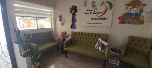 a waiting room with two couches and a window at HOSPEDAJE 4Casa San Francisco in Zacatlán
