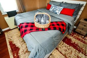 ein Schlafzimmer mit einem Bett und einem Korb darauf in der Unterkunft Modern Designed DTWN Condo with a 99 percent Walk Score in Atlanta