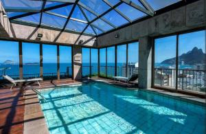 una piscina con vista al mar en TIFFANYs RIO FLAT, en Río de Janeiro