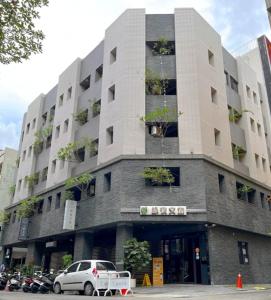 un grande edificio con piante sul lato di Greenight Hotel a Taichung