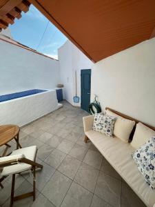 ein Wohnzimmer mit einem Sofa und einem Tisch in der Unterkunft Pias Baixinho in Pias